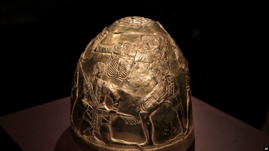 资料照片：位于荷兰阿姆斯特丹的阿拉德·皮尔森博物馆展出的公元前四世纪的基斯泰金盔，这是《克里米亚——黑海黄金与秘密》展览的一部分。(2014年4月4日)(photo:VOA)