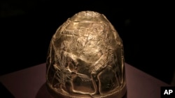 资料照片：位于荷兰阿姆斯特丹的阿拉德·皮尔森博物馆展出的公元前四世纪的基斯泰金盔，这是《克里米亚——黑海黄金与秘密》展览的一部分。(2014年4月4日)