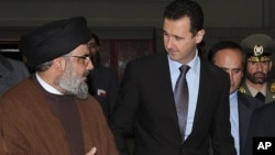 지난 2010년 헤즈볼라 지도자인 하산 바스랄라(왼쪽)와 바샤르 알 아사드 시리아 대통령이 대화하고 있다.(자료사진)