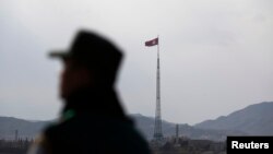 شمالی کوریا کے ایک گاؤں میں اس کا پرچم لہرا رہا ہے۔ فائل فوٹو