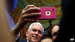 A selfie do visitante da Casa Branca com o vice-presidente Mike Pence