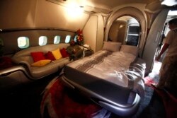 Sebuah kamar tidur di pesawat pribadi Muammar Gaddafi, di bandara internasional di Tripoli pada 28 Agustus 2011. (Foto: REUTERS/Zohra Bensemra)