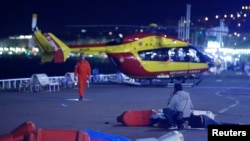 Helicóptero resgata feridos em Nice.