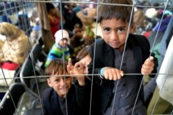 Anak-anak Afghanistan berjalan-jalan pada 30 Agustus 2021. (Foto: AP/Matthias Schrader)