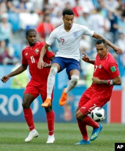 Jesse Lingard de Inglaterra se abre paso entre Armando Cooper de Panamá, izquierda, y Blas Pérez de Panamá durante el partido del grupo G entre Inglaterra y Panamá en la Copa Mundial de fútbol 2018 en el Estadio Nizhny Novgorod en Nizhny Novgorod, Rusia, el domingo 24 de junio de 2018.