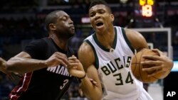 Giannis Antetokounmpo, à droite, contre Dwayne Wade de Miami Heat, le 9 mars 2016. 