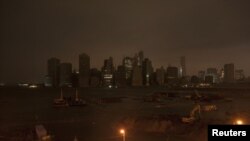 Kegelapan menyelimuti Manhattan, New York, saat listrik dipadamkan sebagai upaya preventif. (Reuters/Keith Bedford) 