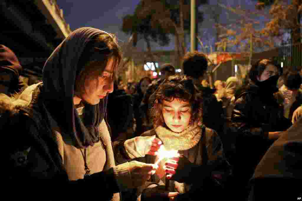 Familiares de las víctimas y activistas rinden homenaje a los desaparecidos en el avión derribado por el ejército iraní.