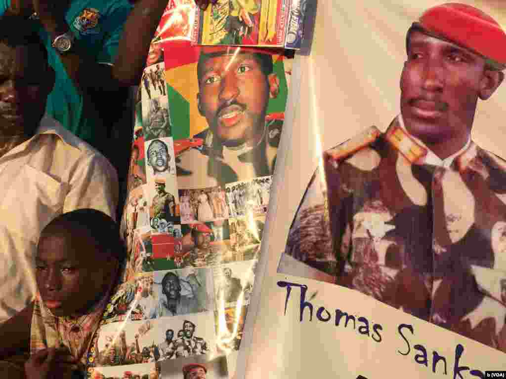 Des posters à l’effigie de Thomas Sankara sont vendus comme de petits pains sur la place des martyrs dans le quartier Tampouy dans le nord-ouest de Ouagadougou où plusieurs milliers de personnes se sont réunies pour commémorer le 28eme anniversaire de l’assassinat de Thomas Sankara, le père de la révolution burkinabè mort le 15 octobre 2015. (VOA/Bagassi Koura)