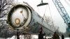 Des soldats se préparent à détruire un missile balistique SS-19 dans la cour de la plus grande base de fusées militaire soviétique à Vakulenchuk, en Ukraine, le 24 décembre 1997 (Photo AP)