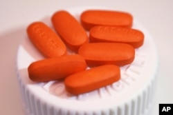 This Nov. 2, 2017, photo shows tablets of ibuprofen in New York. A study released on Nov. 7, 2017, found that over-the-counter pills worked as well as opioids at reducing severe pain for emergency room patients with broken bones and sprains.