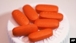 This Nov. 2, 2017, photo shows tablets of ibuprofen in New York. A study released on Nov. 7, 2017, found that over-the-counter pills worked as well as opioids at reducing severe pain for emergency room patients with broken bones and sprains.