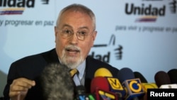 Ramon Guillermo Aveledo, secretary of the Venezuelan coalition of opposition parties Mesa de la Unidad MUD, talks to the media during a news conference in Caracas July 1, 2011. Venezuela's opposition on Friday accused government leaders of lying about Pre