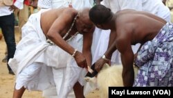 Un bouc est immolé au cours des rites de purification sur la berge de la lagune de Bè, à Lomé, Togo, 6 juillet 2017. (VOA/ Kayi Lawson).