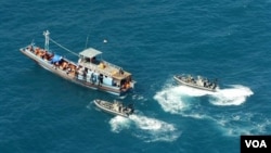 Petugas mencegat kapal pencari suaka asal Asia dengan tujuan Australia atau Selandia Baru (Foto: ilustrasi).
