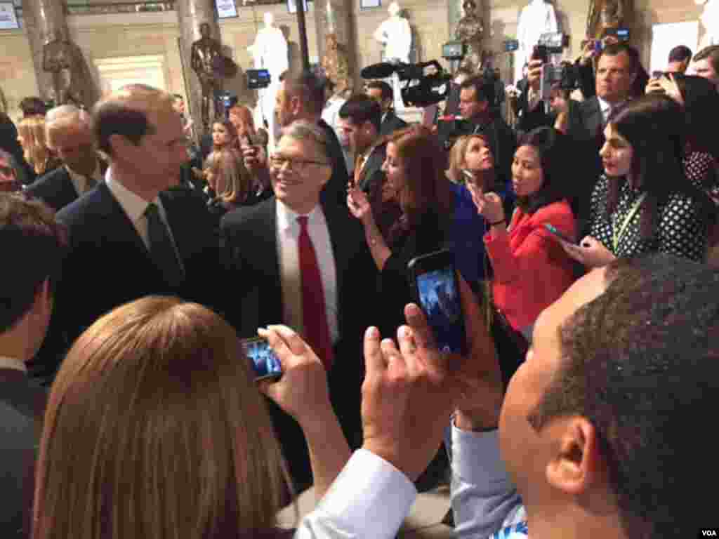 Democratic U.S. Sens. Ron Wyden and Al Franken arrive for President Barack Obama's State of the Union address, to be given in the U.S. House chamber, Jan. 12, 2016. (D. Futrowsky/VOA)