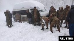 مری میں جمعے اور ہفتے کی درمیانی شب شدید برف باری کے دوران متعدد گاڑیاں پھنس گئی تھیں۔ گاڑیوں میں موجود 22 افراد ہلاک ہو گئے تھے۔