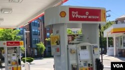 华盛顿郊外马里兰州罗克维尔市一家壳牌加油站油泵上张贴的“无油”告示。(2021年5月13日) 