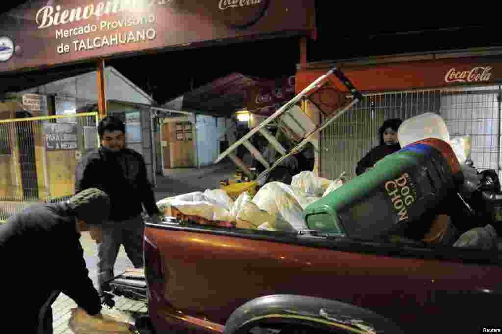 Cư dân mang theo đồ đạc di tản lên vùng đất cao hơn sau lệnh cảnh báo sóng thần ở thành phố Talcahuano, phía nam&nbsp;Santiago, ngày 1/4/2014.