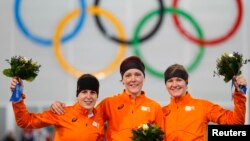 16일 러시아 소치 동계올림픽 여자 스피드스케이팅 1500m 경기에서 금, 은, 동메달을 휩쓴 네덜란드의 요린 테르 모르스(가운데), 아이린 우스트(왼쪽), 로테 반 비크 선수가 기쁨을 나누고 있다.