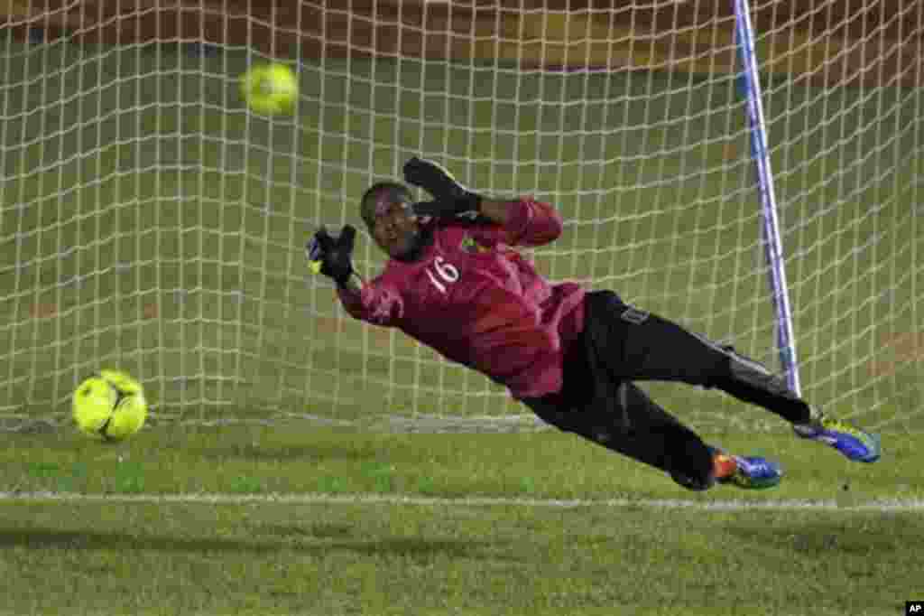 Mali goalkeeper Soumaila Diakite attends a training session at INJS Stadium ahead of their African Cup of Nations quarter final soccer match against Gabon in Libreville, Gabon, Friday, Feb. 3, 2012.