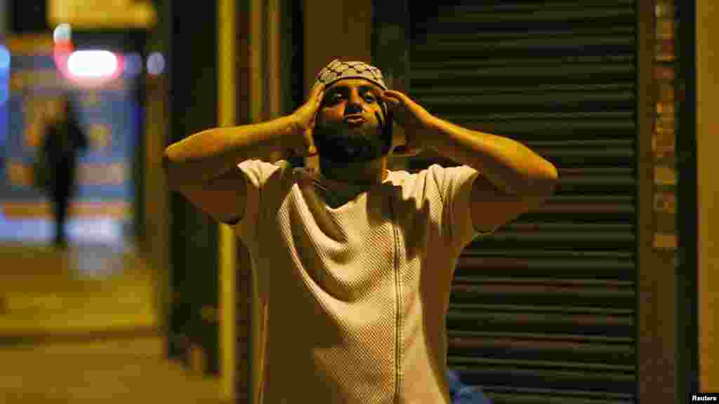 Un homme prie après qu'un véhicule ait heurté des piétons près d'une mosquée à Londres, le 19 juin 2017.