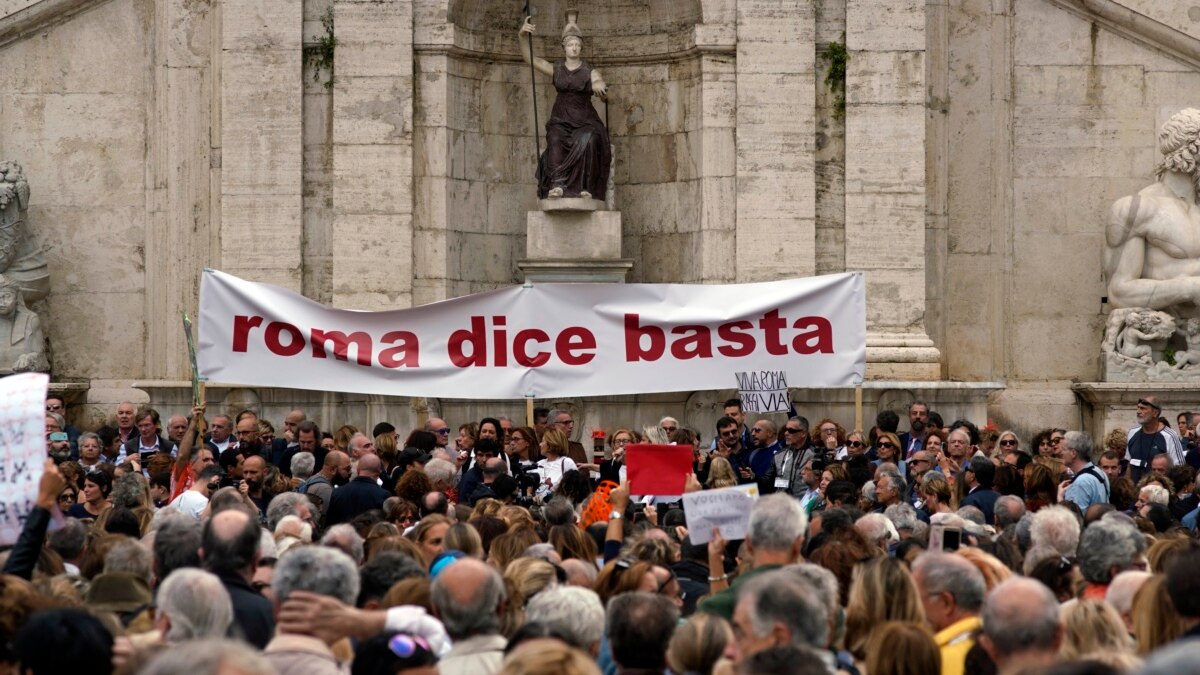 Thousands in Rome Protest City's Neglect