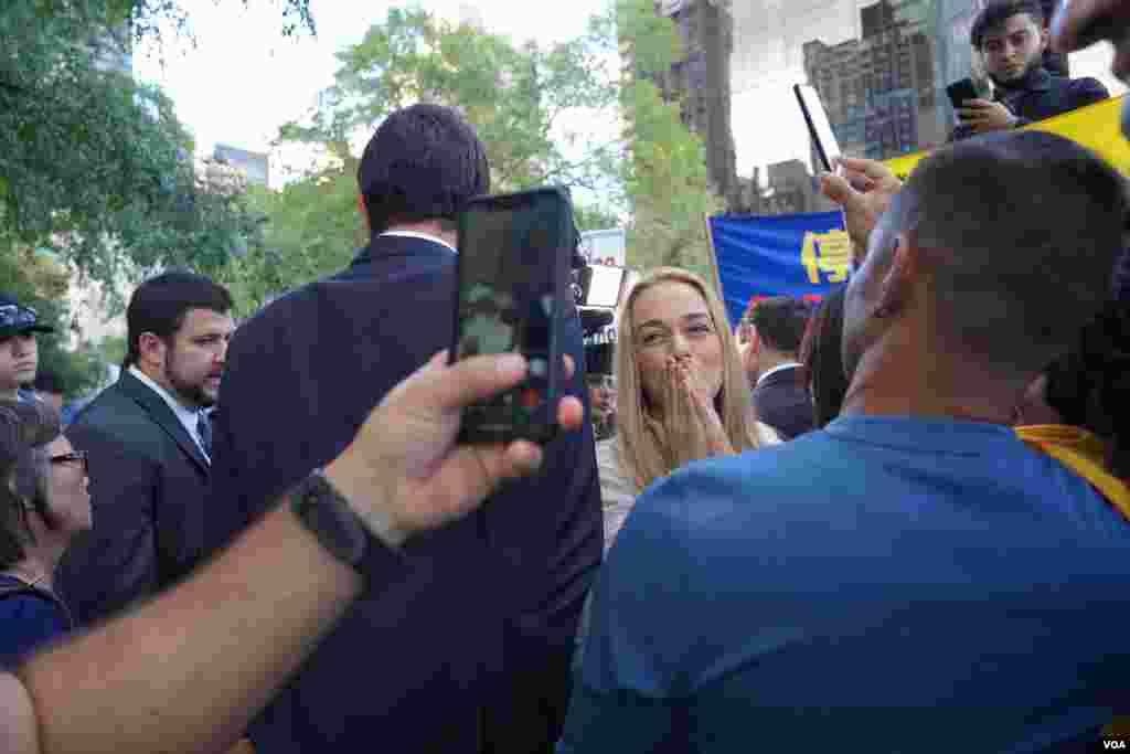 Lilian Tintori, activista política y esposa del político opositor Leopoldo López, habló con la comunidad venezolana en Nueva York. En esta foto, lanza un beso a la familiar de uno de los manifestantes quien estaba del otro lado del teléfono en videollamada.