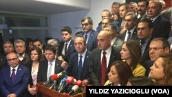 CHP liderinin müavini Bülent Tezcan referendumun nəticələrinin ləğvi üçün Yüksək Seçim Qurumuna müraciət edidiyini elan edir