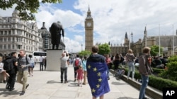 یک معترض بریتانیایی به تصمیم خروج این کشور از اتحادیه اروپا پرچم اتحادیه را دور خود پیچیده است - لندن ۲۵ ژوئن ۲۰۱۶