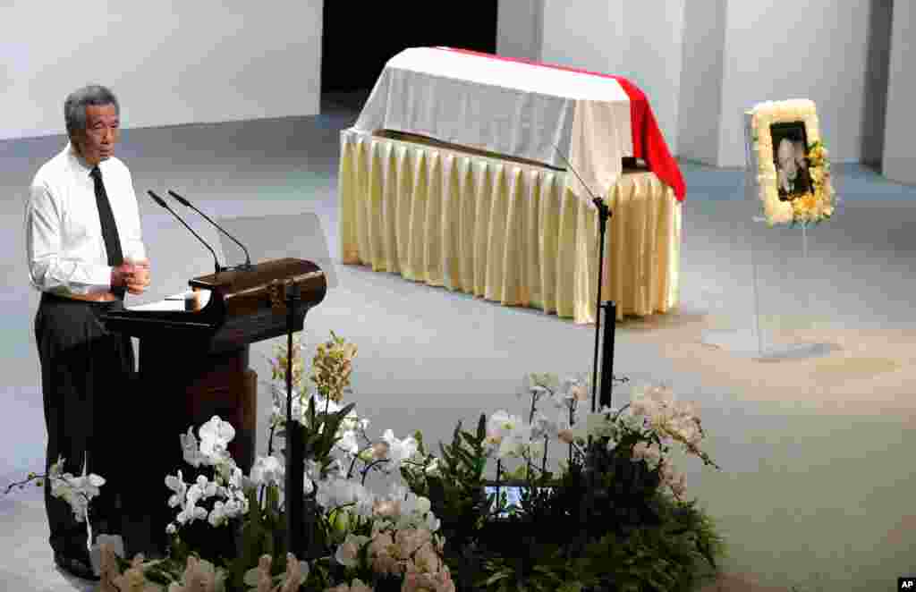 Singapore&#39;s Prime Minister Lee Hsien Loong, delivers his eulogy during a state funeral of his father, held at the University Cultural Center, March 29, 2015.