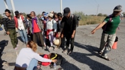 Un migrante es atendido luego de ser herido durante un altercado entre agentes del Instituto Nacional de Migración (INM) de México y migrantes que viajaban en una caravana hacia la Ciudad de México, en San Matías Tlalancaleca, México, el 10 de diciembre de 2021.