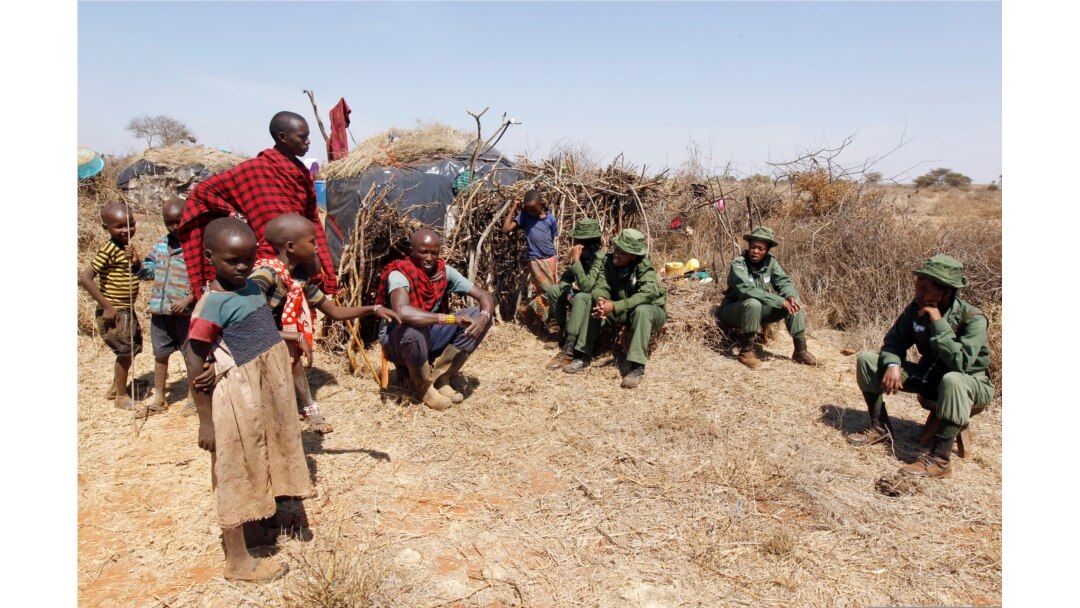 Anggota Team Lioness, sebuah unit penjaga hutan Kenya yang semuanya perempuan, di dalam konservasi Olgulului di Amboseli, Kenya, 7 Agustus 2020. (Foto: REUTERS/Njeri Mwangi)