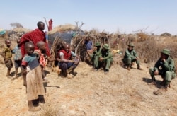 Anggota Team Lioness, sebuah unit penjaga hutan Kenya yang semuanya perempuan, di dalam konservasi Olgulului di Amboseli, Kenya, 7 Agustus 2020. (Foto: REUTERS/Njeri Mwangi)