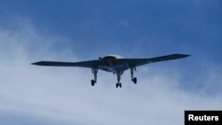 지난 5월 미군 항공모함 조지 부시 호에서 이륙하는 무인기 X-47B. (자료사진)