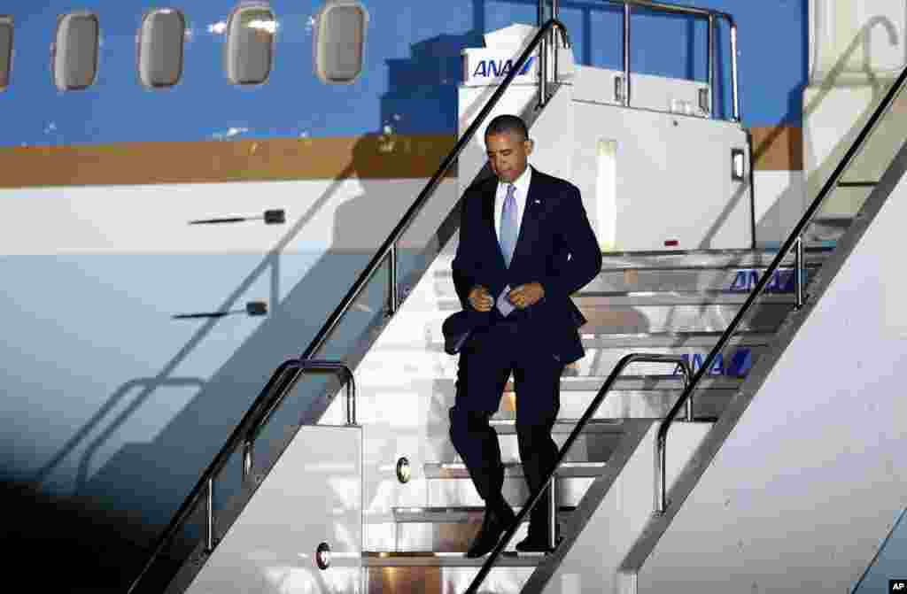 Presiden AS Barack Obama menuruni tangga pesawat saat tiba di Bandar Udara Internasional Haneda di Tokyo (23/4).