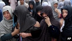 Những người phụ nữ Afghanistan than khóc trong đám tang của các nạn nhân thiệt mạng sau vụ tấn công tự sát ở Kabul, Afghanistan, ngày 24 tháng 7 năm 2016.
