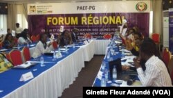 Lors du forum de ROAJELF à Cotonou, au Bénin, le 26 novembre 2017. (VOA/Ginette Fleure Adandé)