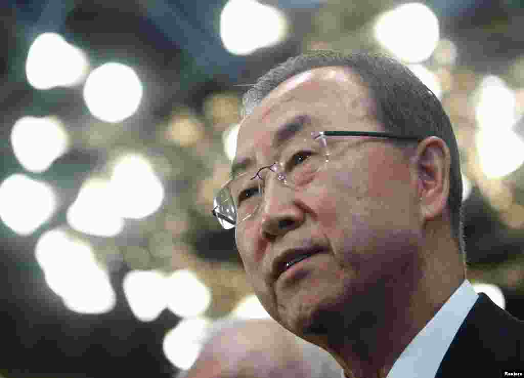 Sekretaris Jenderal Perserikatan Bangsa-Bangsa (PBB) Ban Ki-moon berbicara pada media di Wina, Kamis (29/8), bahwa tim senjata kimia PBB akan meneruskan penyelidikan sampai Jumat di Suriah dan berencana pulang Sabtu pagi. (Reuters/Heinz-Peter Bader)