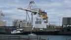 Tàu dỡ hàng ở cảng Oakland, bang California, Mỹ.