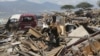 Tim penyelamat terus melakukan pencarian korban di Palu, Sulawesi Tengah, Rabu (3/10). 
