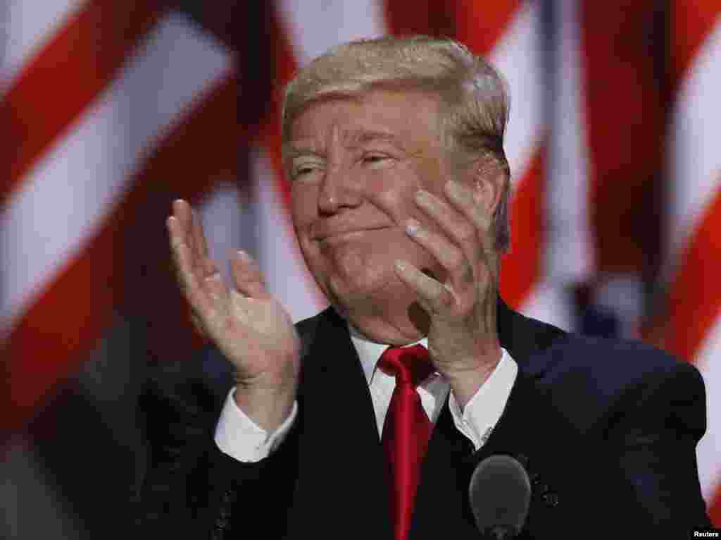 Mgombea kiti cha rais wa chama cha Republican Donald Trump, akipiga makofi alipokua anahutubia mkutano mkuu wa chama cha Republican mjini Cleveland, Ohio, July 21, 2016.