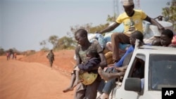 Pengungsi Sudan Selatan melarikan diri ke perbatasan Uganda dan menunggu angkutan dari Koboko menuju lokasi penampungan di Arua, Uganda (6/1//2014).