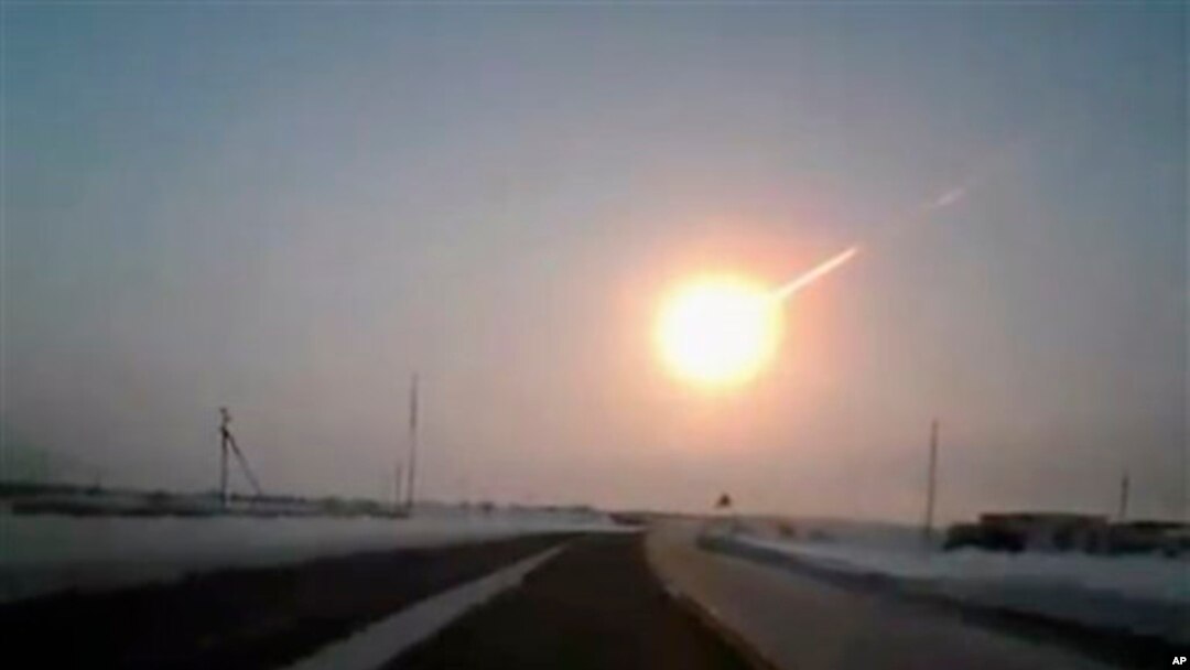 Kilatan meteror yang menuju wilayah Chelyabinsk, Rusia diambil dari Kostanai, Kazakhstan (15/2).