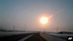 Kilatan meteror yang menuju wilayah Chelyabinsk, Rusia diambil dari Kostanai, Kazakhstan (15/2).