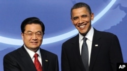 US President Barack Obama greets his Chinese counterpart Hu Jintao before a dinner at the Washington Convention Center during the Nuclear Security Summit in Washington, DC, April 12, 2010