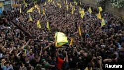 ក្រុម​ Hezbollah លើក​មឈូស​​មេ​ដឹកនាំ​ពួក​គេ​ គឺ​លោក Mustafa Badreddine នៅ​ជាយក្រុង​បេរូត ប្រទេស​លីបង់ កាល​ពី​ថ្ងៃទី១៣ ខែឧសភា ឆ្នាំ២០១៦។​ Mustafa Badreddine ត្រូវ​បាន​សម្លាប់ក្នុង​ការ​វាយ​ប្រហារ​នៅ​ប្រទេស​ស៊ីរី។ 