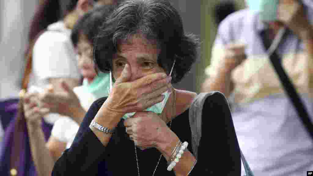 Un parent d&#39;une victime du vol 8501d&#39;AirAsie pleure pendant qu&#39;elle attend la remise du corps à la famille dans un hôpital de la police de Surabaya, Java Est, en Indonésie, le 5 janvier 2015.