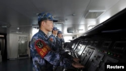 Lính hải quân Trung Quốc trên hàng không mẫu hạm Liêu Ninh.