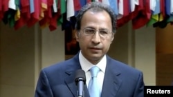 پاکستان کے مشیر خزانہ ڈاکٹر حفیظ شیخ۔ فائل فوٹو 